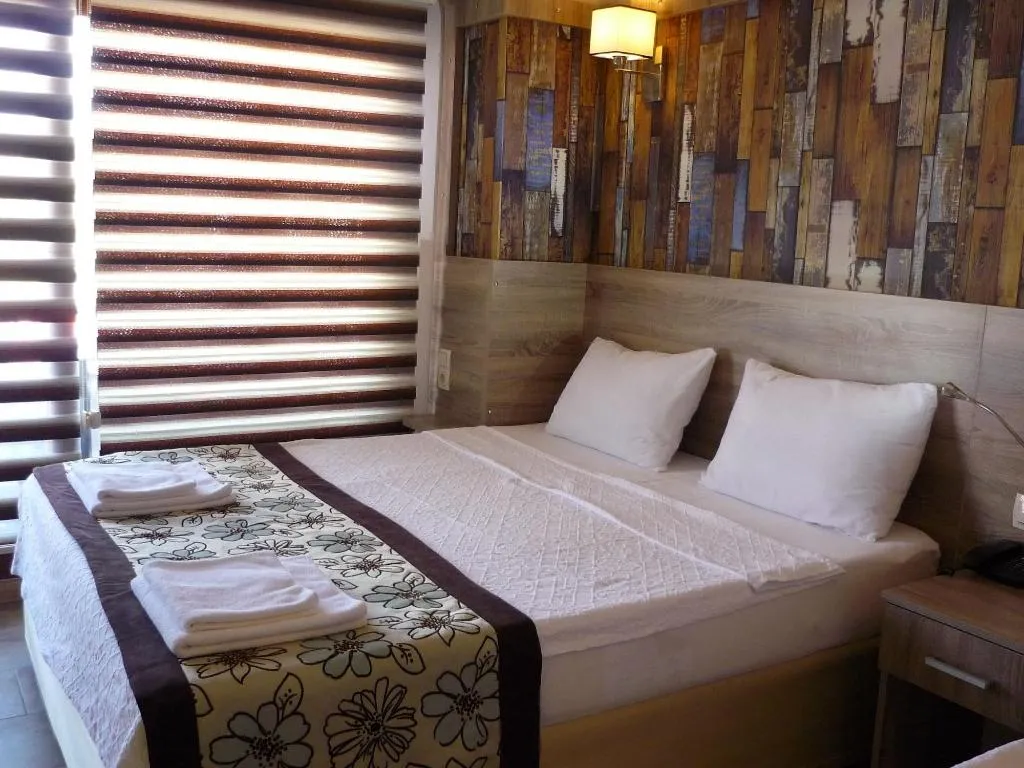 Room, Street61 Studios, Dalaman