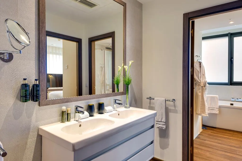 JUNIOR SUITE STANDARD Room, Melia Madrid Serrano, Madrid