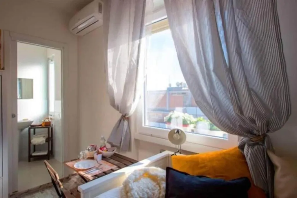 SINGLE STANDARD Room, Letto E Latte, Naples