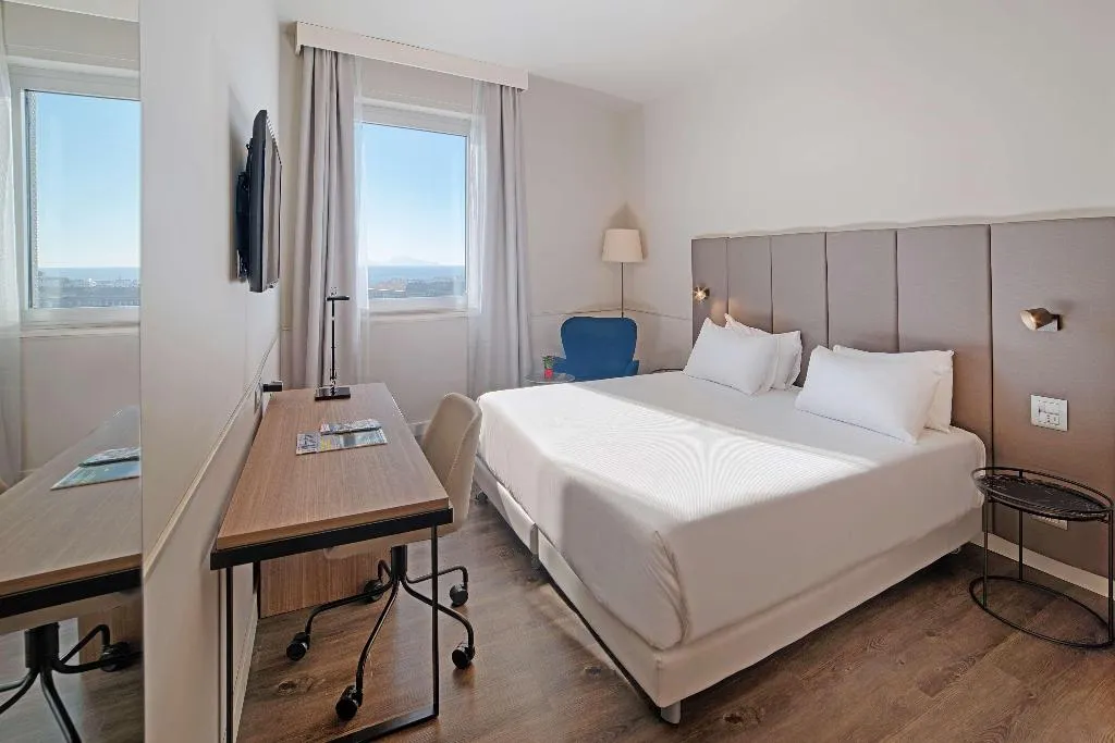 Room, NH Napoli Panorama, Naples