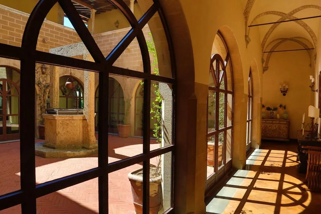 Lobby, La Collegiata, Florence
