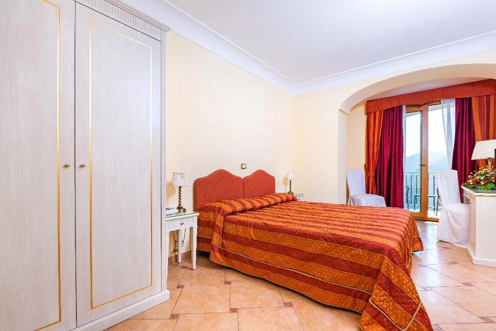Double or Twin SIDE SEA VIEW WITH BALCONY Room, La Vue D'Or, Naples