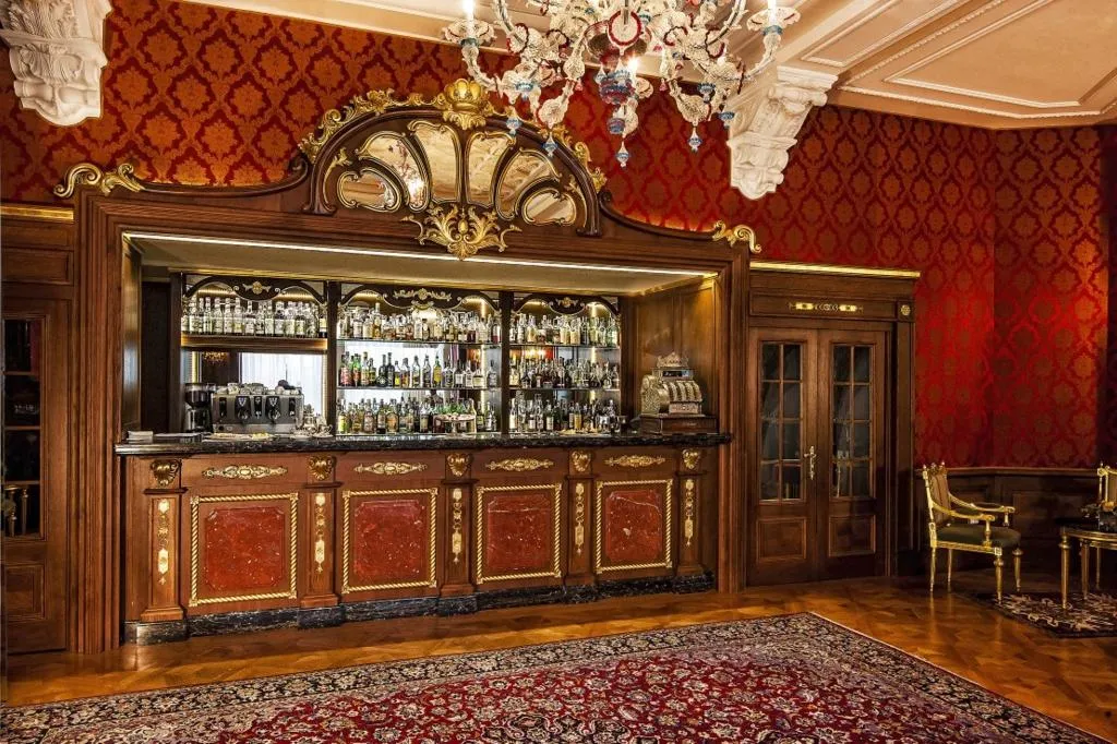 Bar, Regina Palace, Milan