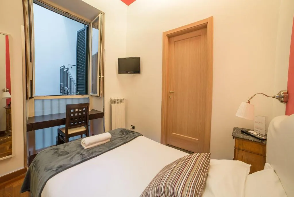 Room, Bed & Breakfast Chiaia 32, Naples