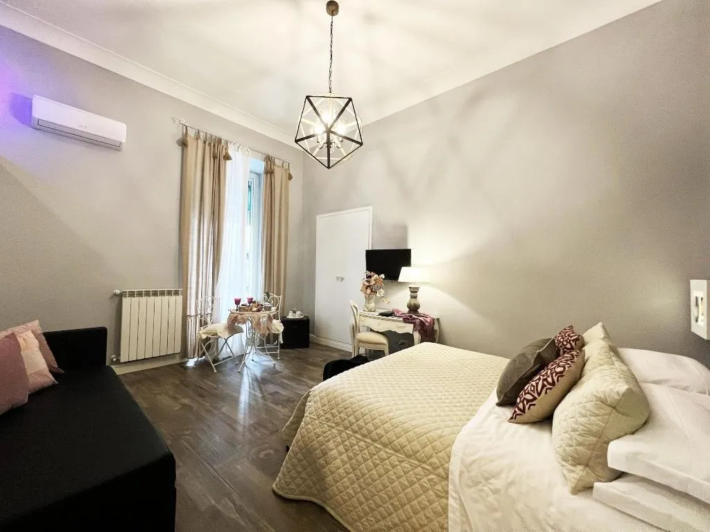 Room, Domus Deorum Deluxe, Naples