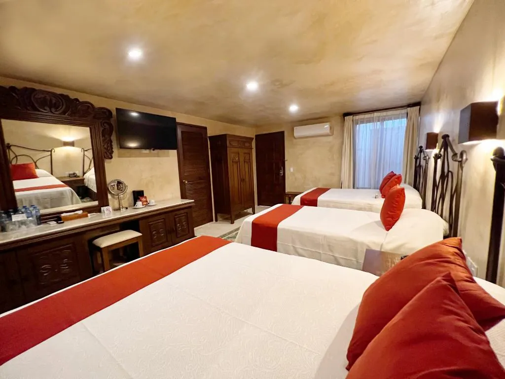 FAMILY ROOM THREE BEDS Room, El Meson del Marques, Cancun Area