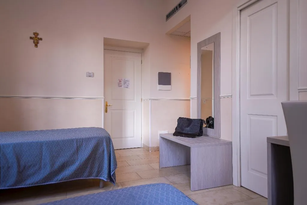 TRIPLE BASIC Room, Casa San Giuseppe (Roma San Giovanni), Naples