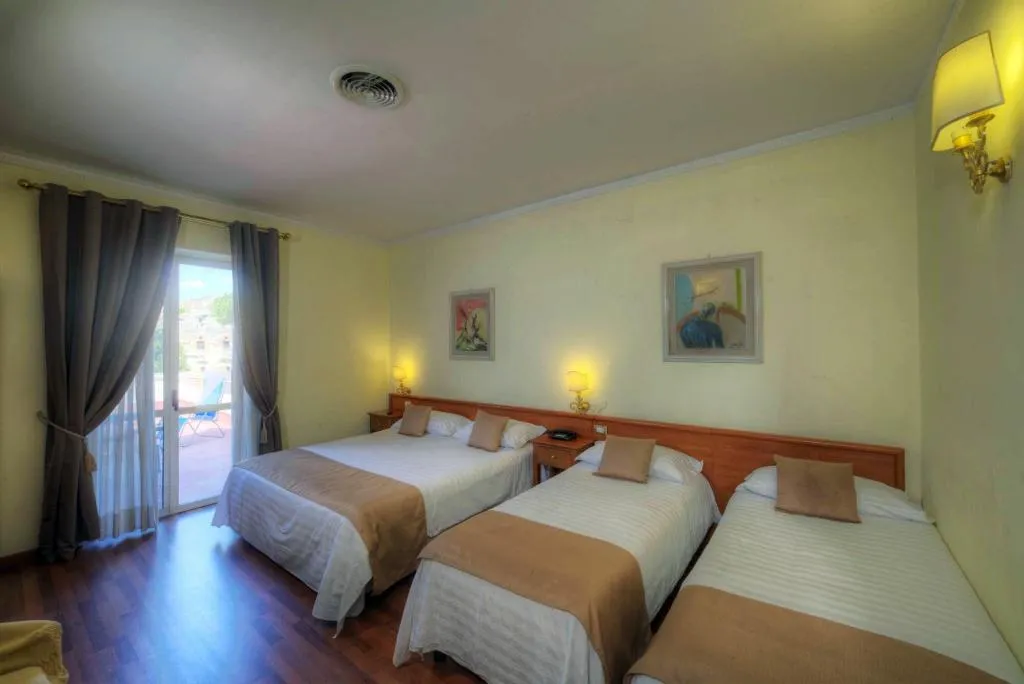 Room, Hotel Vittoria, Naples