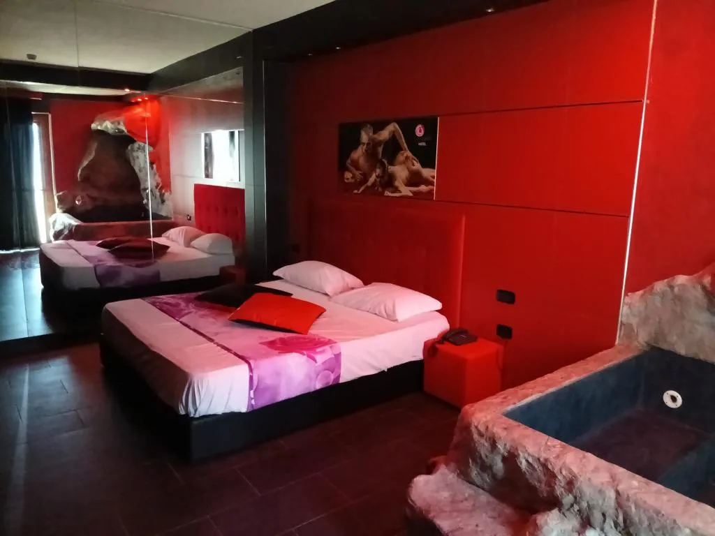 SUITE DELUXE ONE BED Room, La Fayette, Naples