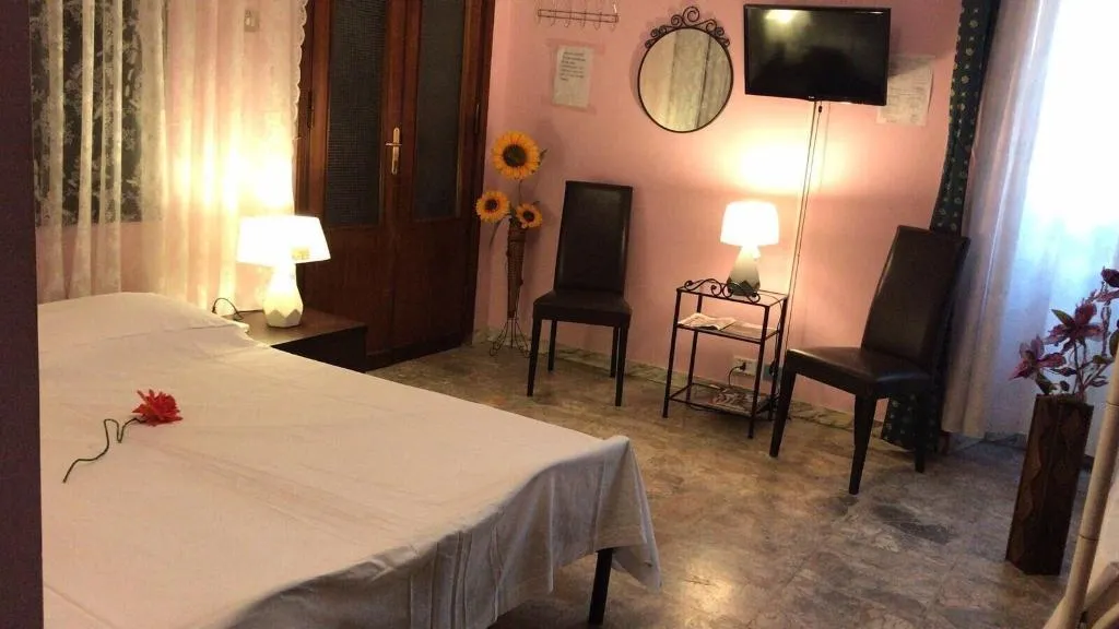 Room, Ave Popolo, Naples