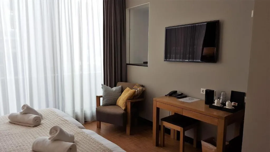 FAMILY ROOM THREE BEDS Room, The Bank Hotel, Amsterdam