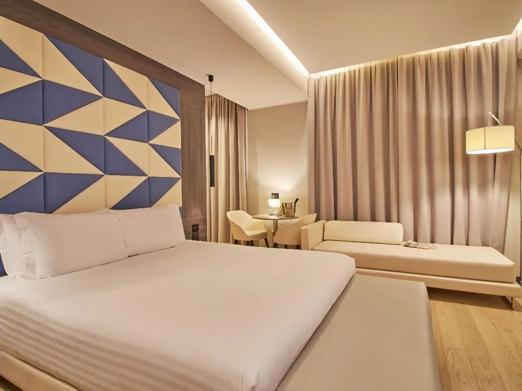 JUNIOR SUITE DELUXE Room, iH Hotels Milano Ambasciatori, Milan