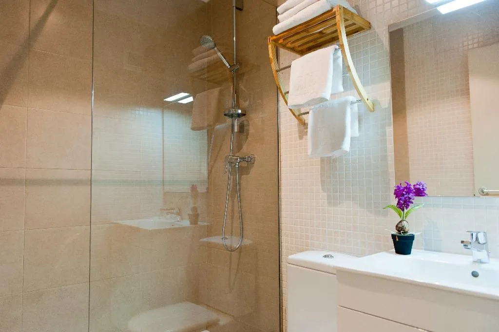 APARTMENT CAPACITY 4 TWO BEDROOMS Room, MH Apartments Ramblas, Barcelona