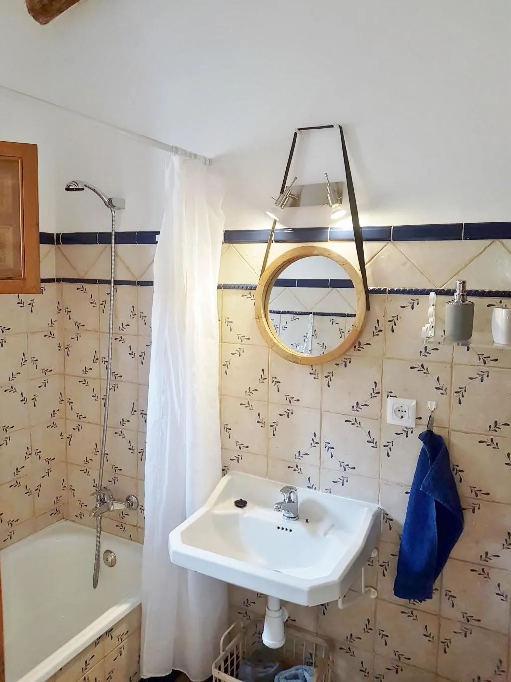 Room, Benali, Valencia
