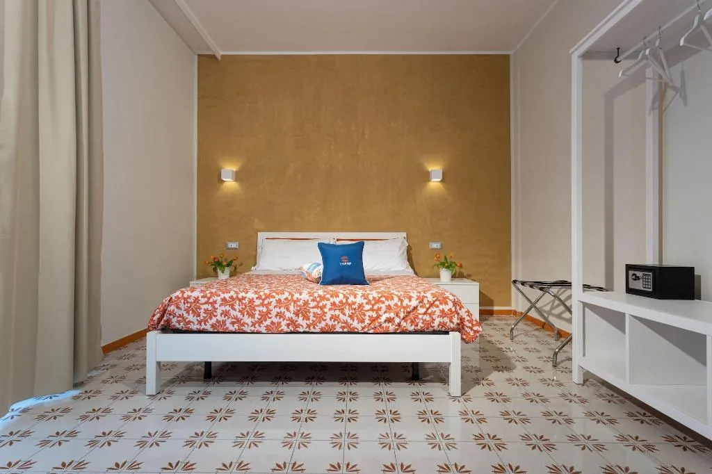 Room, The Reef, Naples