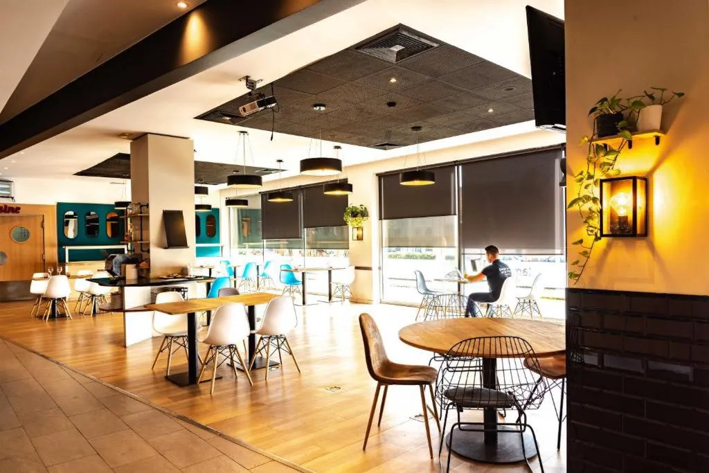 Bar, Travelodge Cornella Fira, Barcelona