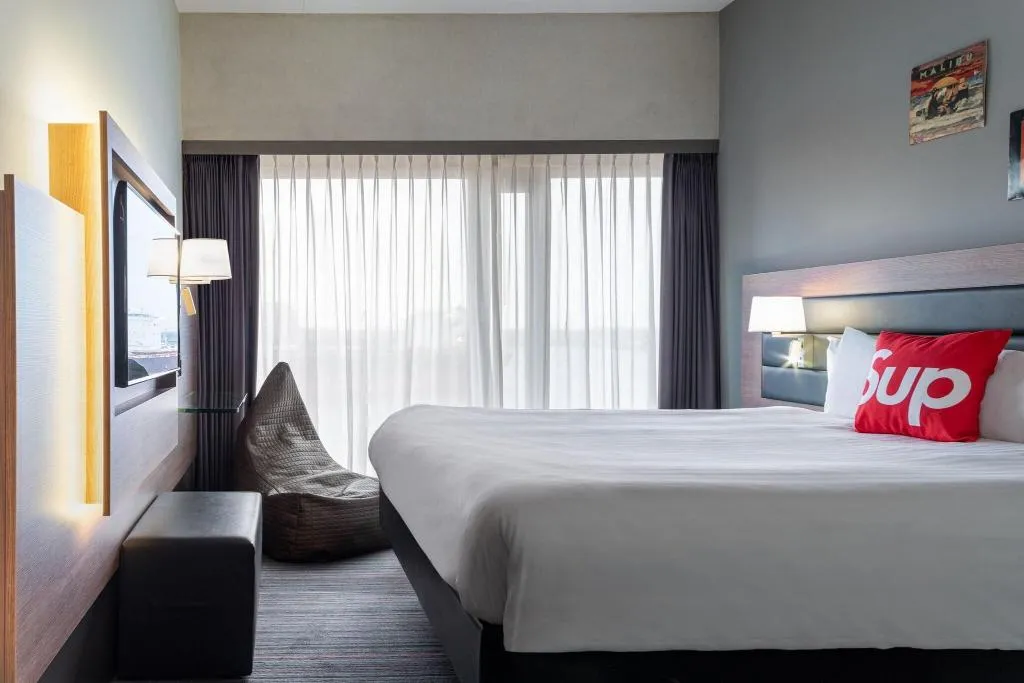 DOUBLE QUEEN SIZE BED Room, Moxy Amsterdam Houthavens, Amsterdam