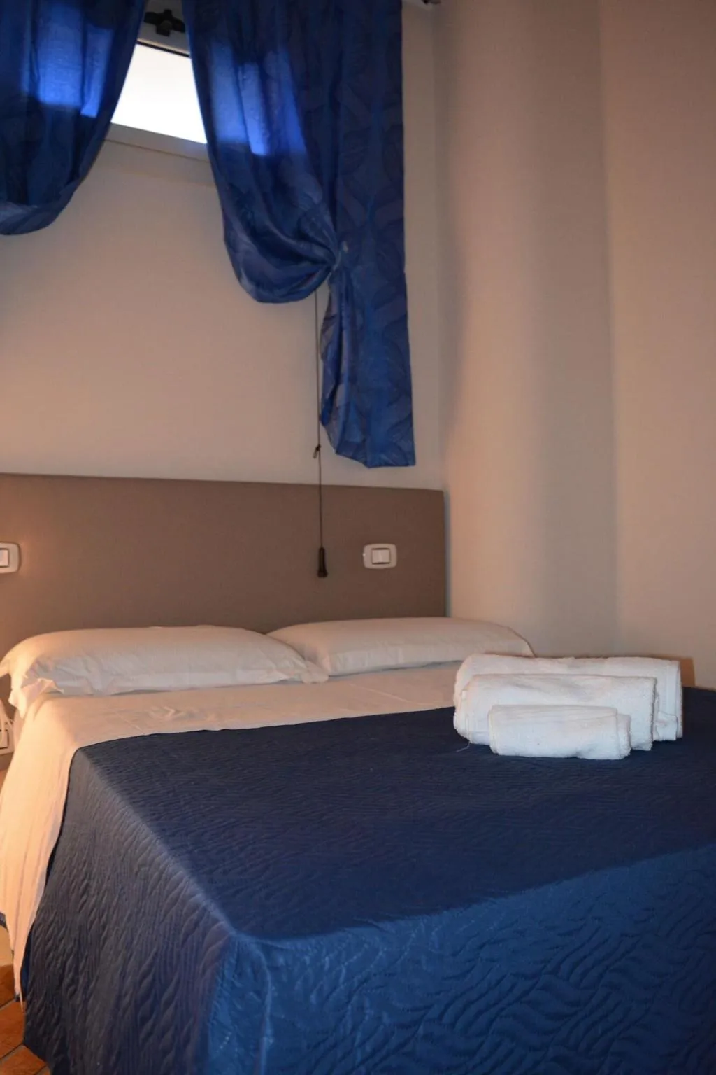Room, Home To Fly, Naples