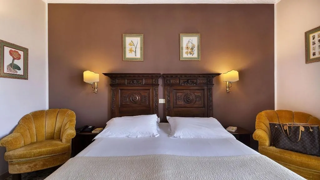 DOUBLE CLASSIC QUEEN BED Room, Hotel Cristina, Naples