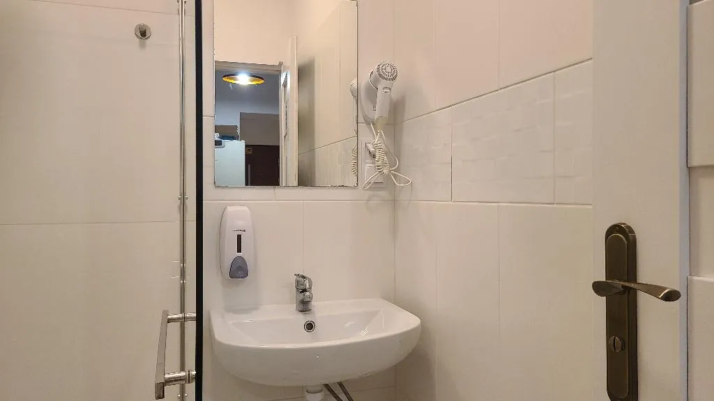 SINGLE NON SMOKING Room, Lorf Hostel and Apartments, Krakow