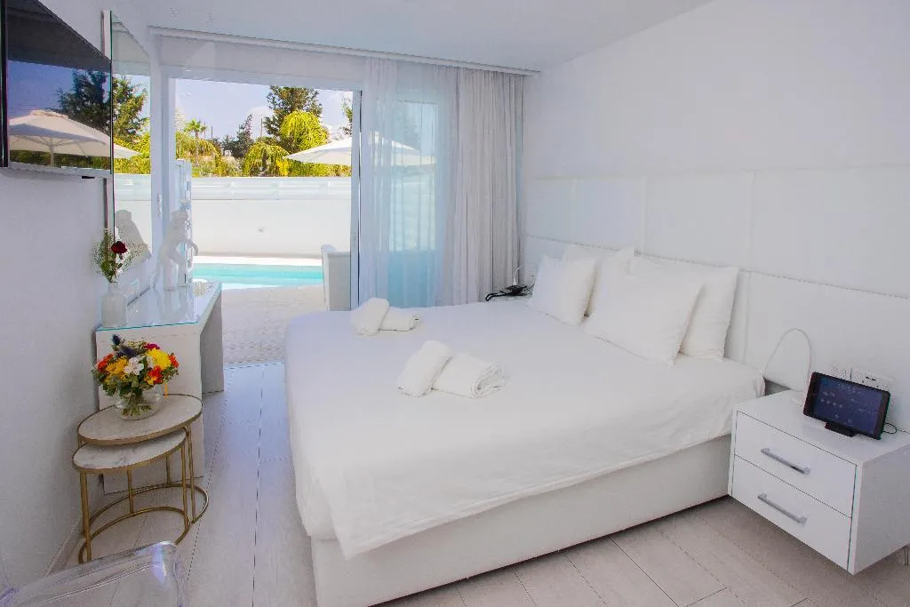 DOUBLE DELUXE WITH PRIVATE POOL Room, Napa Suites, Cyprus