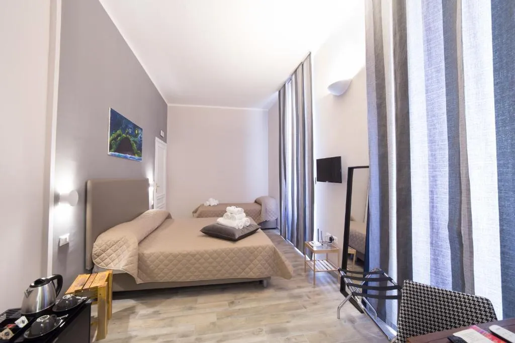 DOUBLE QUEEN SIZE BED Room, P.C. Boutique H. Napoli Centro, Naples