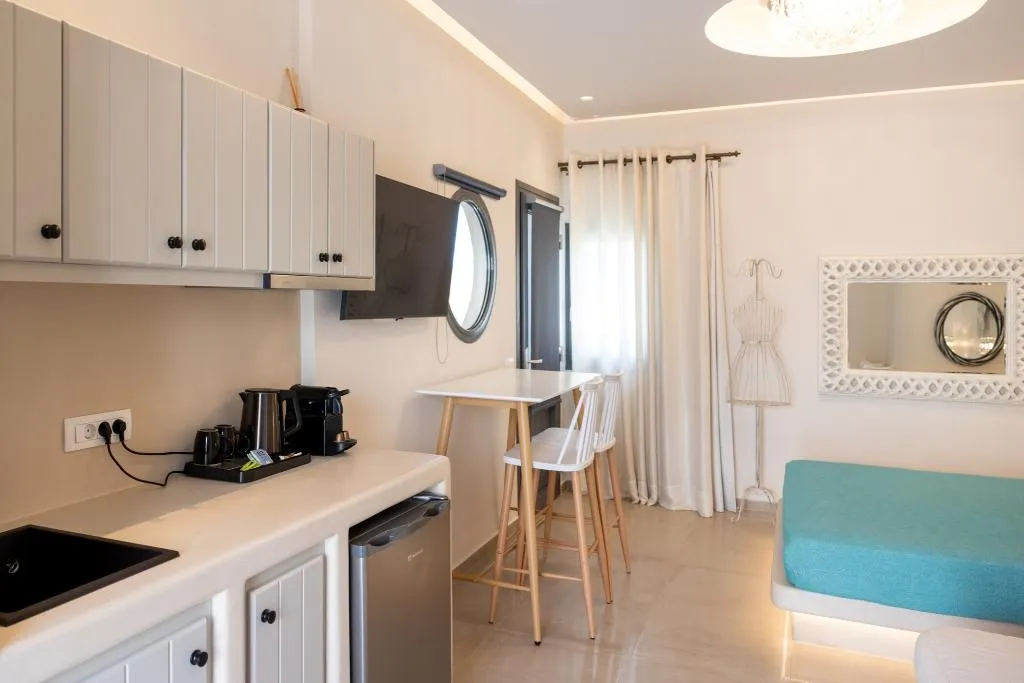 SUITE WITH JACUZZI Room, Hotiday Santorini Mesaria, Santorini