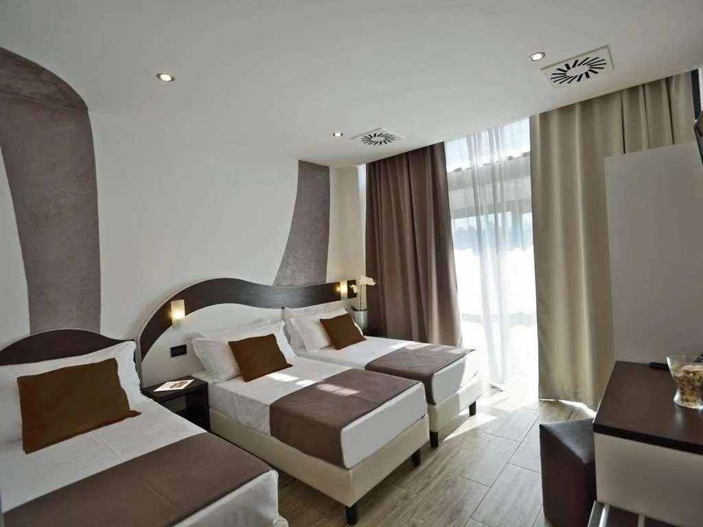 Room, Luxor Florence, Florence