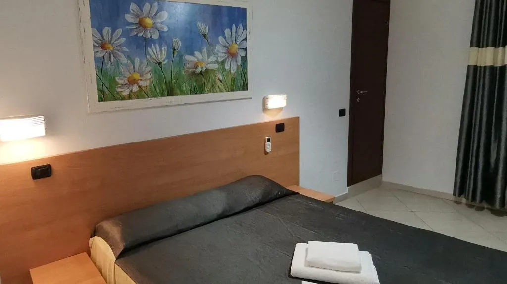 Room, Angelica, Naples