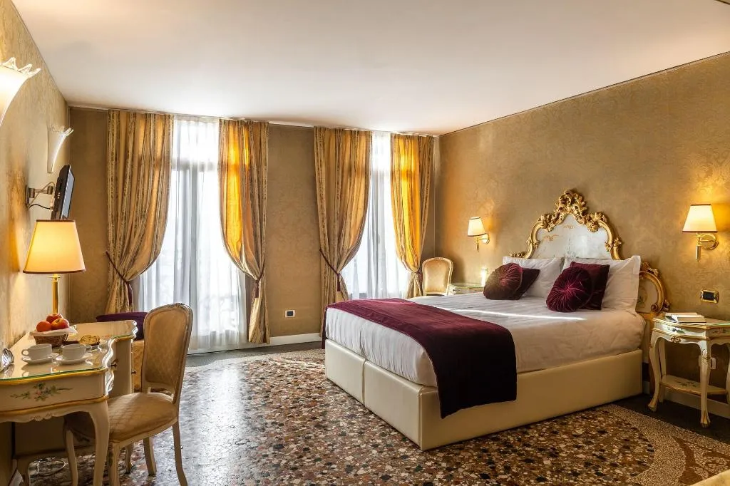 Room, A Tribute To Music, Venice
