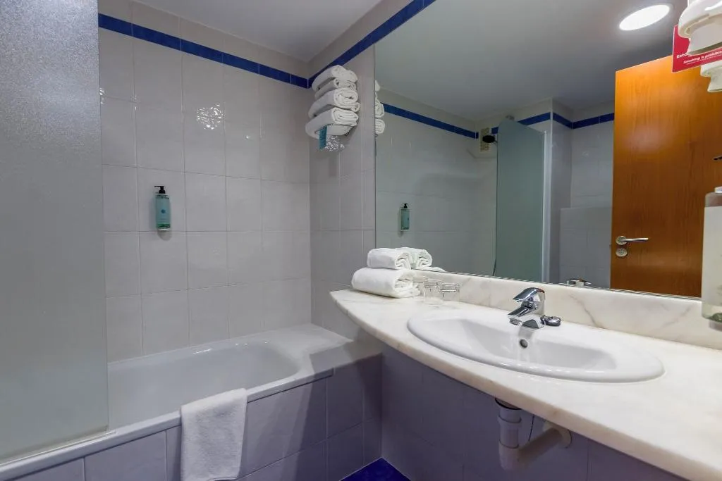 TRIPLE STANDARD Room, Travelodge Madrid Alcala de Henares, Madrid