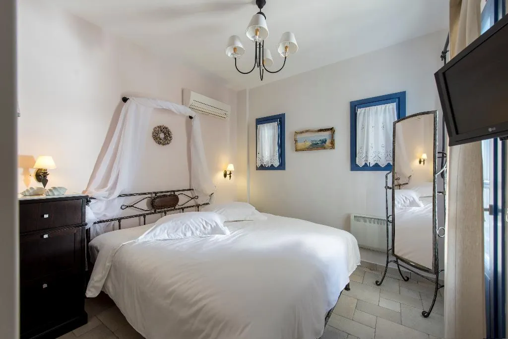 VILLA WITH PRIVATE POOL Room, Earino Suites and Villas, Santorini