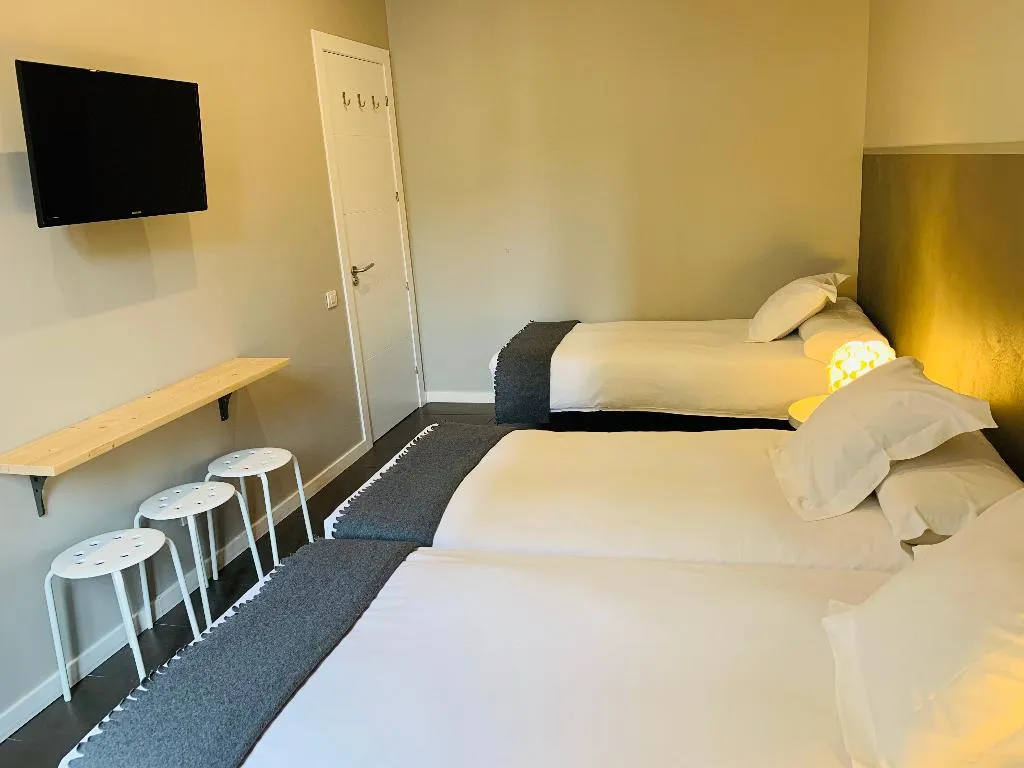 TRIPLE Shared external bathroom Room, Super Balmes Guest House, Barcelona