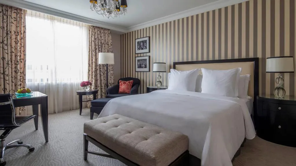 Room DELUXE KING BED Room, Four Seasons Hotel Prague, Prague