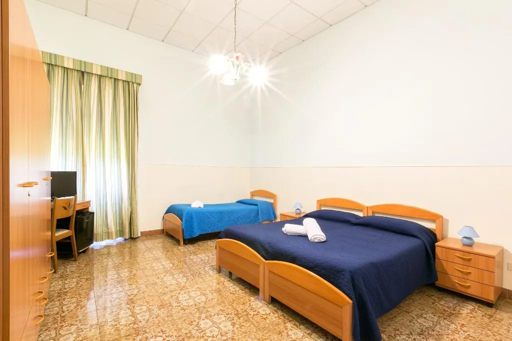 TRIPLE STANDARD Room, Sisters' Hostel, Naples