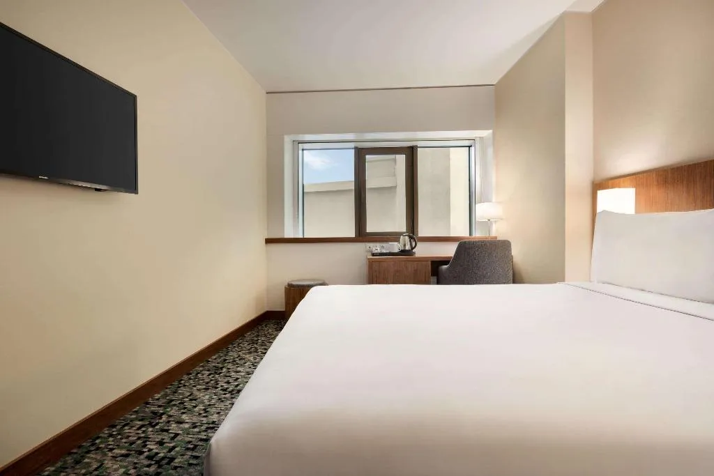 Room CITY VIEW QUEEN BED Room, Ramada by Wyndham Lisbon, Lisbon
