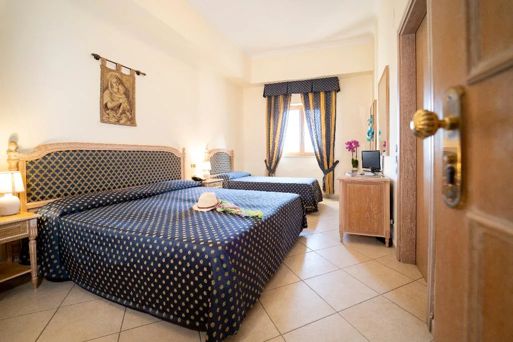 TRIPLE STANDARD Room, Hotel Villa Romana, Catania