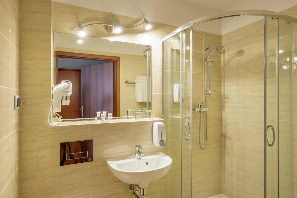Room, Krakus, Krakow