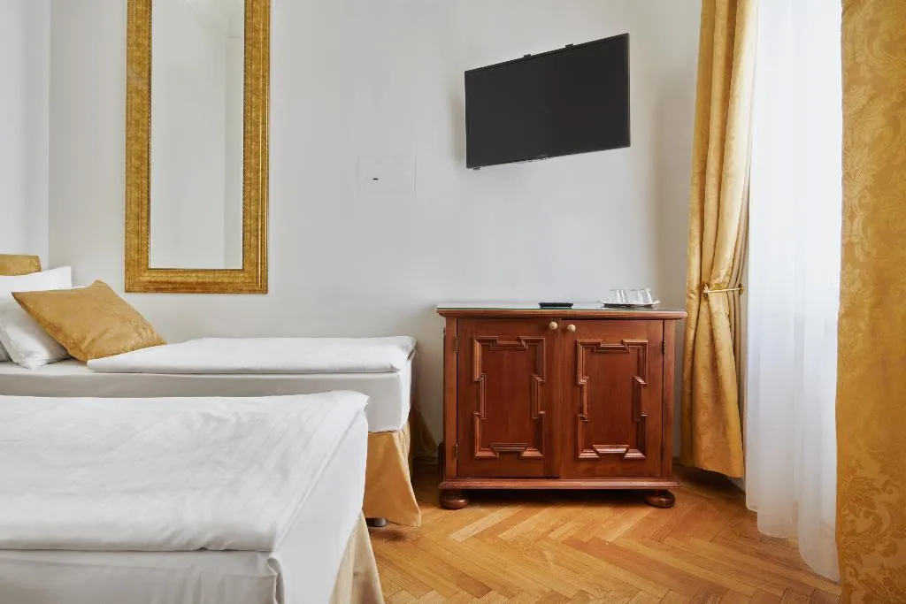 QUADRUPLE STANDARD Room, Charles Bridge Palace, Prague