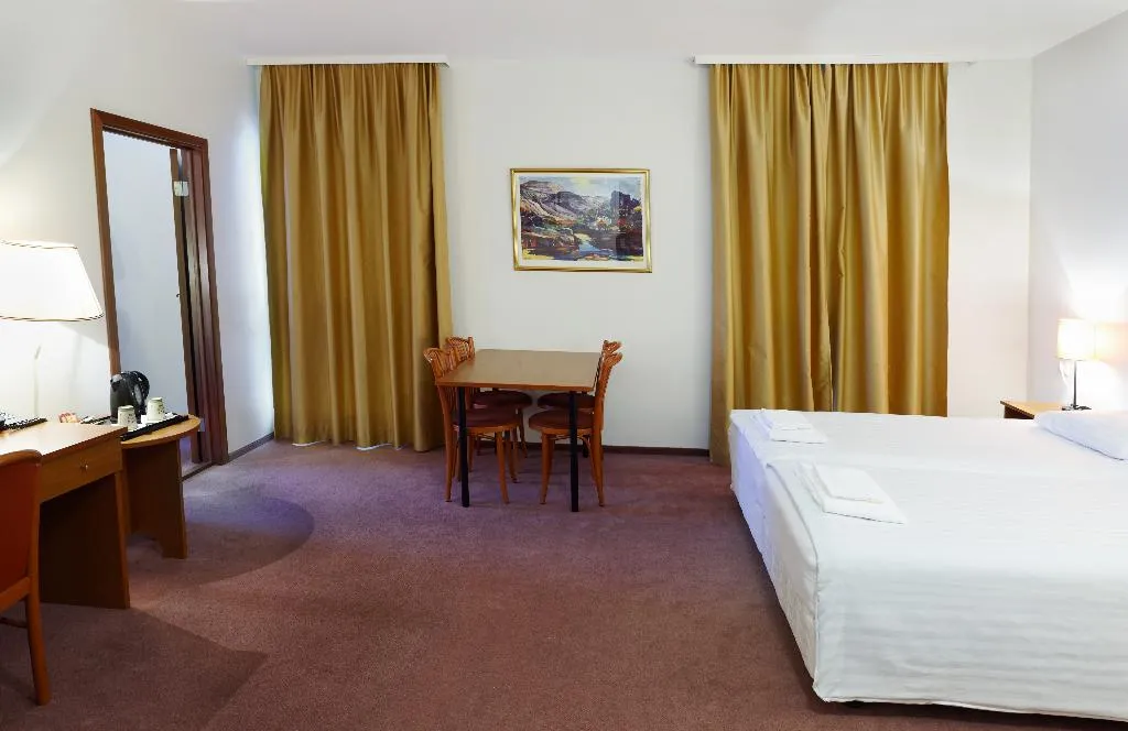QUADRUPLE STANDARD Room, Fosshotel Baron, Reykjavik