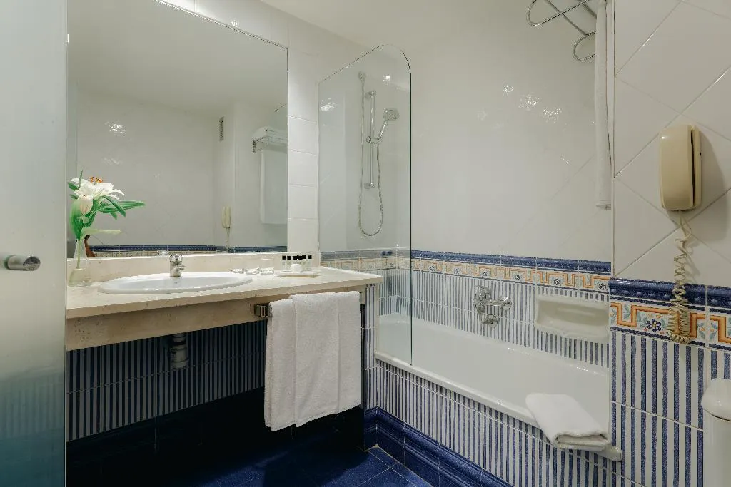 Double or Twin STANDARD Room, Hesperia Sevilla, Seville