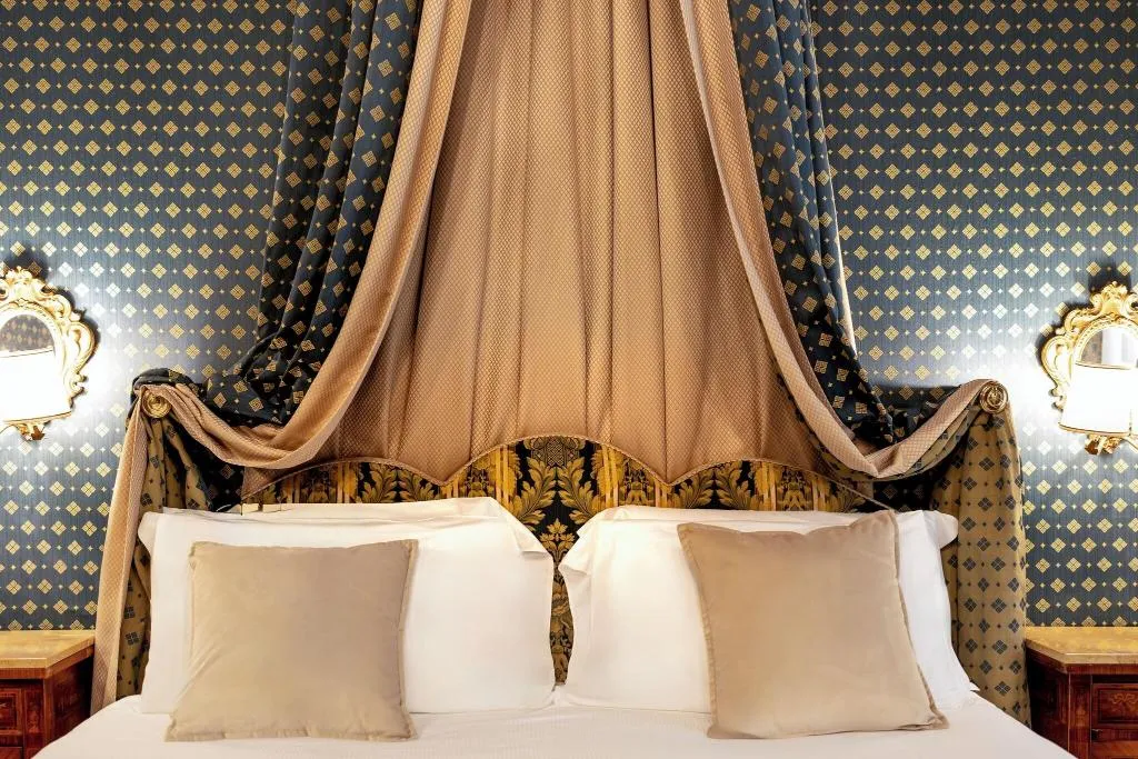 JUNIOR SUITE CANAL VIEW Room, Al Ponte Dei Sospiri Junior Suites, Venice