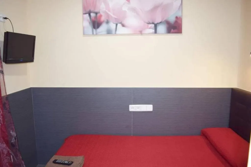SINGLE WITH SHARED BATHROOM Room, Hostal Numancia, Madrid