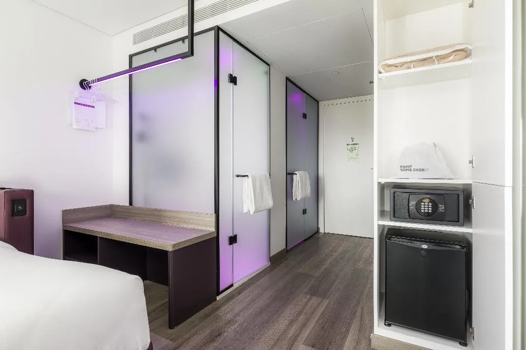 DOUBLE QUEEN SIZE BED Room, Yotel Porto, Porto