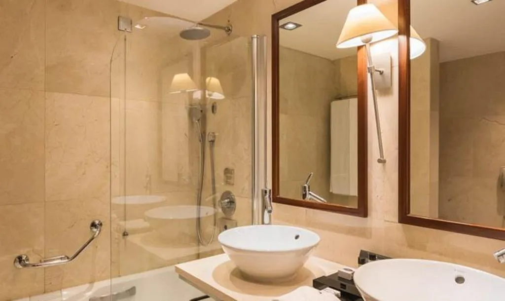 QUADRUPLE PREMIUM QUEEN BED Room, InterContinental Lisbon, Lisbon