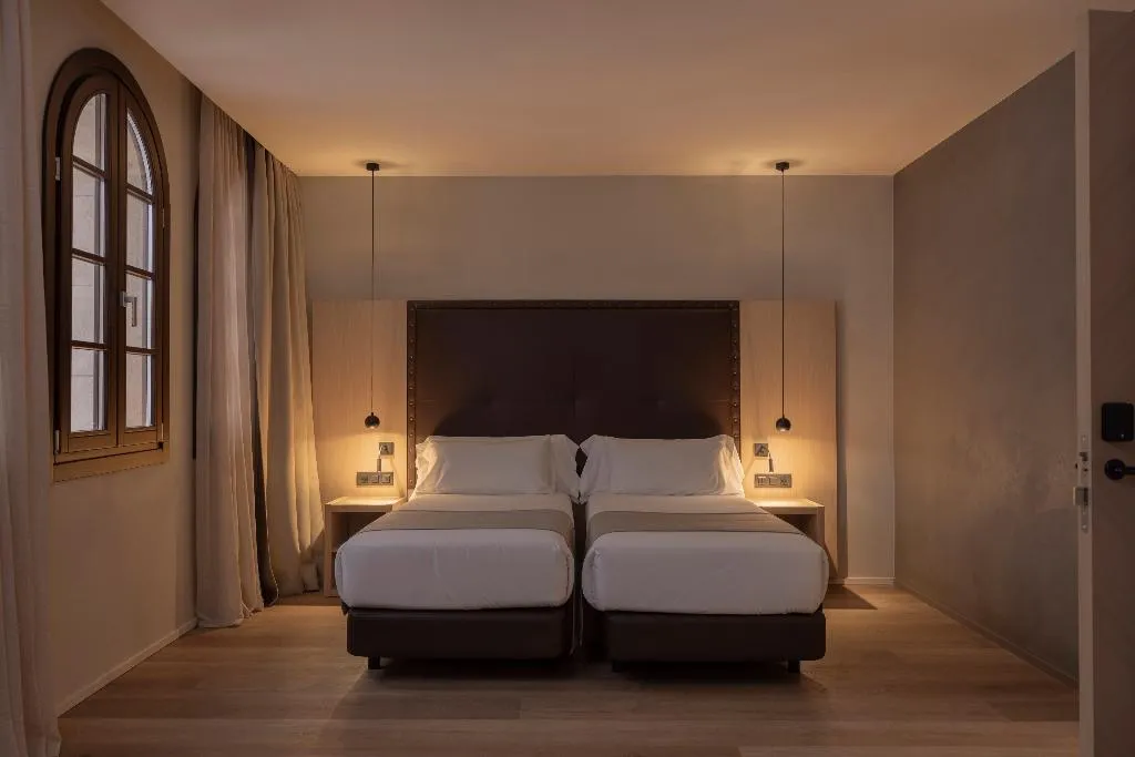 DOUBLE DELUXE SUPERIOR Room, Gran Hotel Barcino 4*S, Barcelona