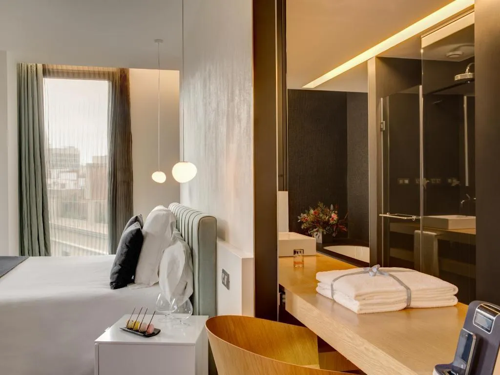 JUNIOR SUITE STANDARD Room, Ohla Barcelona, Barcelona