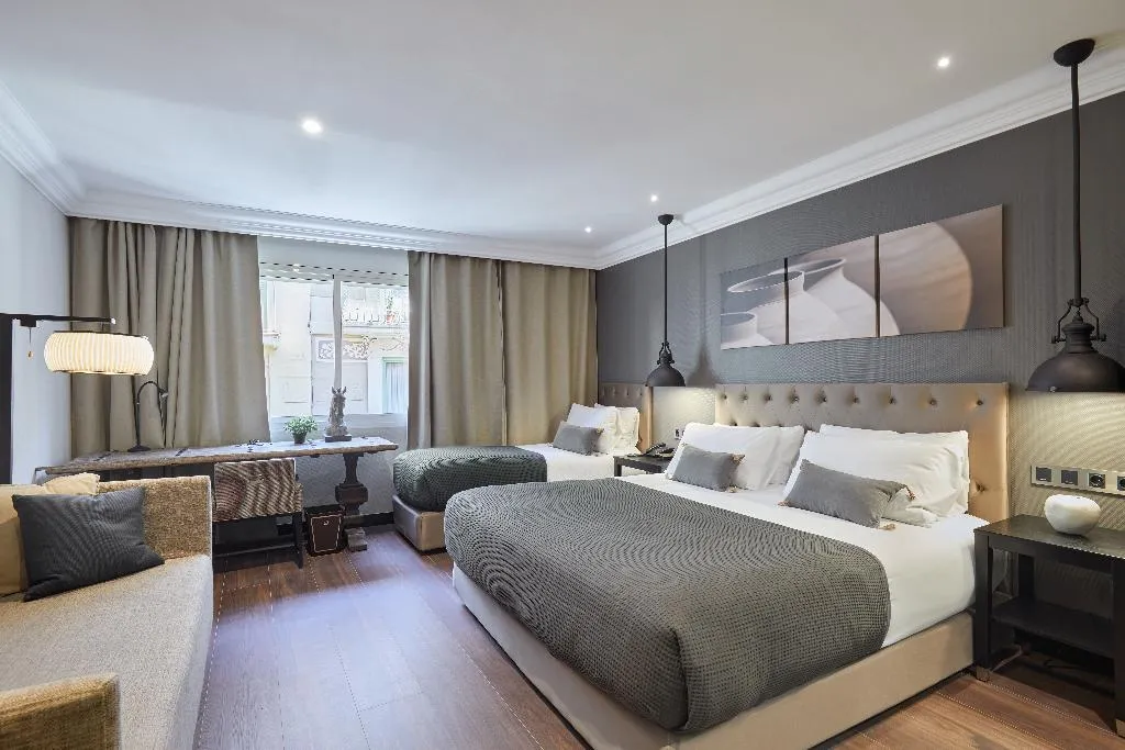 TRIPLE STANDARD Room, Hotel Cortes Rambla, Barcelona