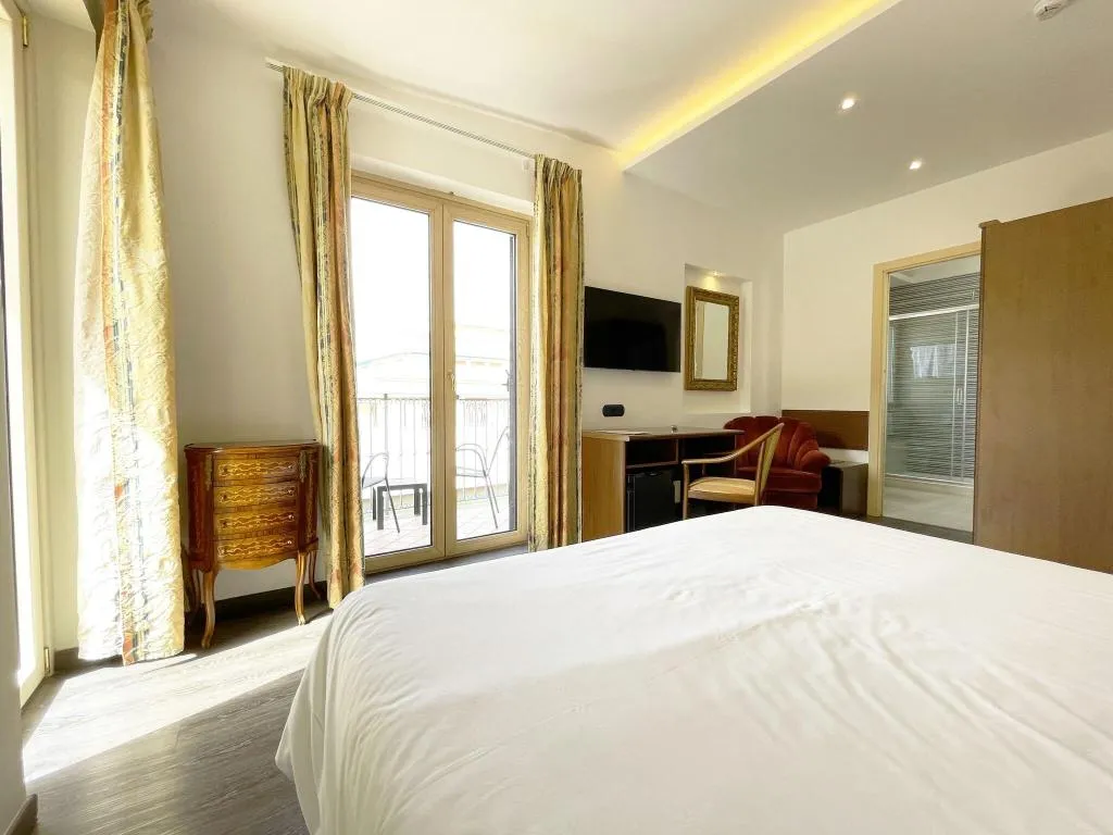 DOUBLE SUPERIOR QUEEN BED Room, Hotel Central, Naples