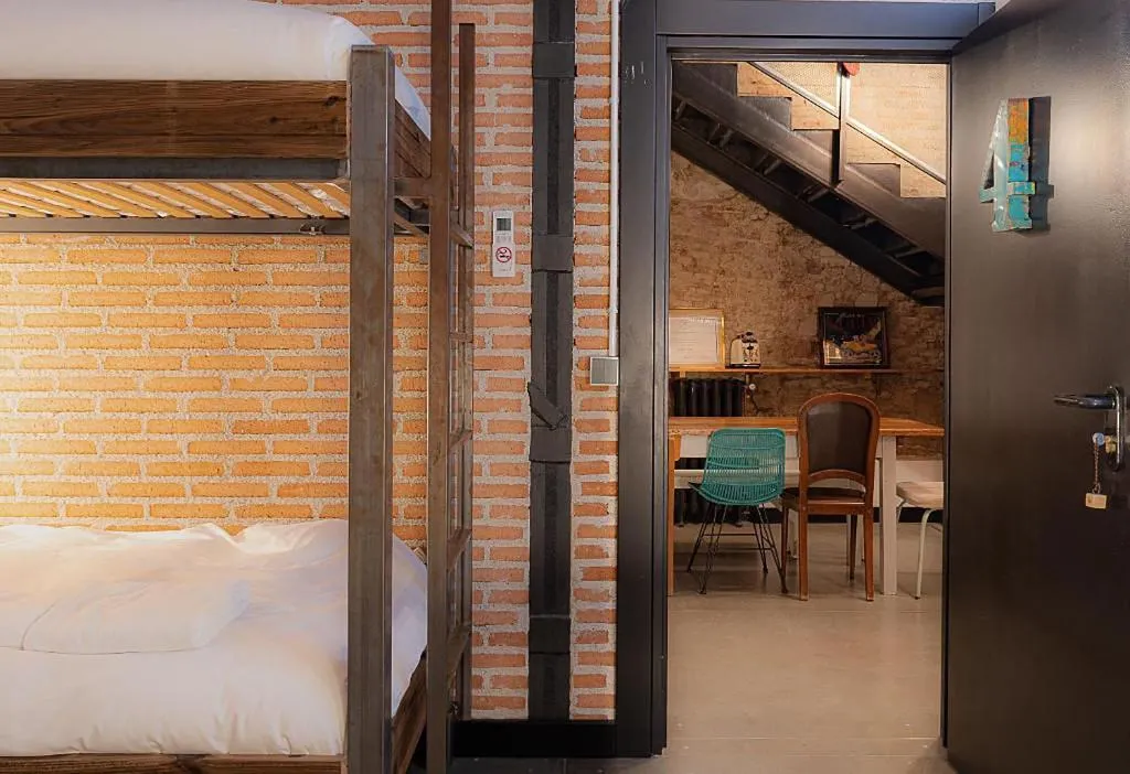 Room, Lanave, Madrid